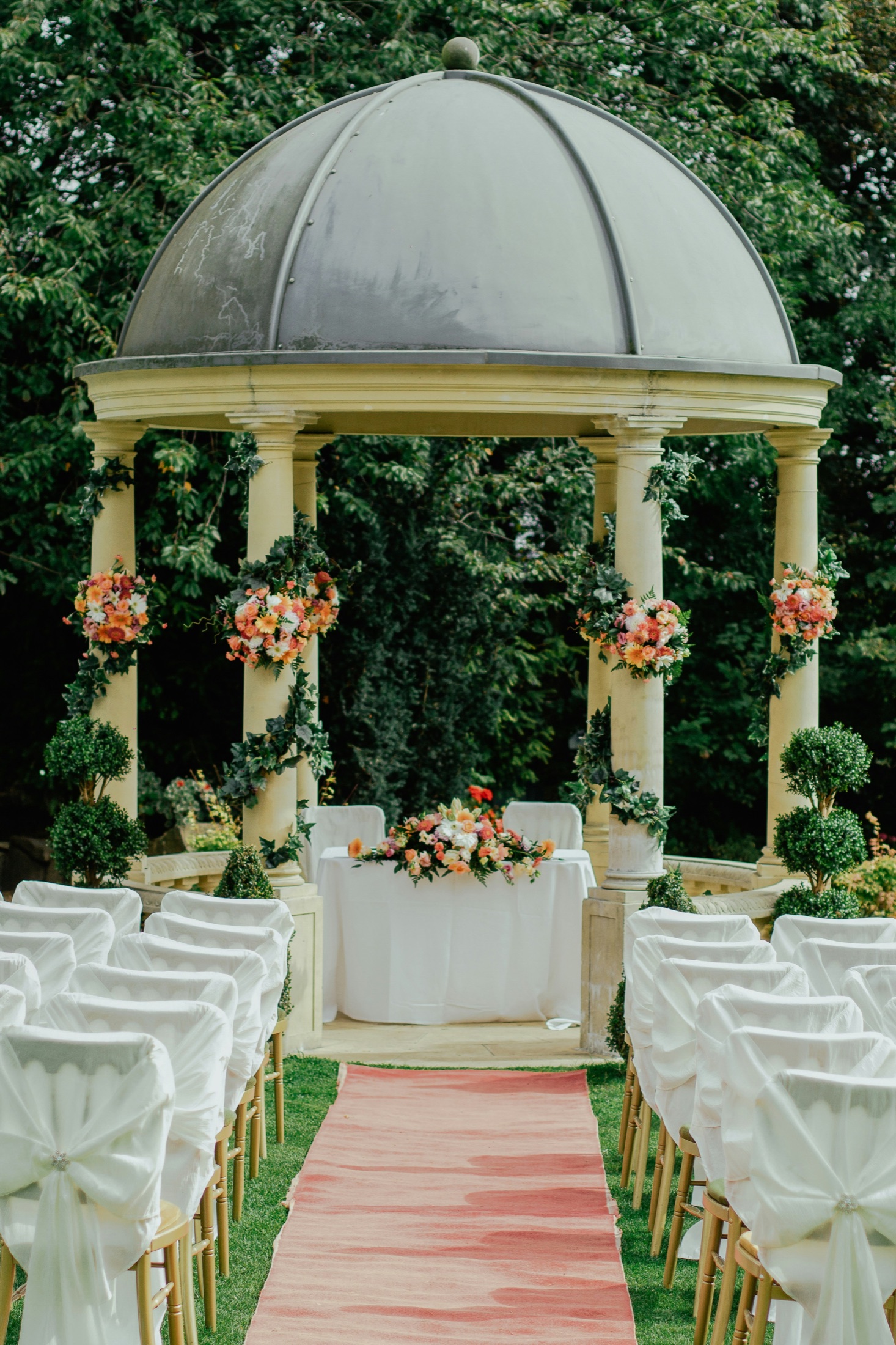 Ein festlich gedeckter Hochzeitstisch